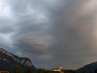 Gewitterwolken leuchten im Abendlicht